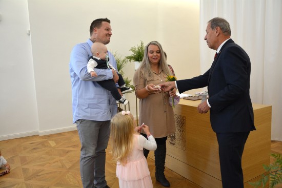 Před týdnem proběhlo na půdě Ringhofferovy vily vítání malých občánků Kopřivnice. Další obřady jsou připraveny na dnešní odpoledne.
FOTO: DANA HOĎÁKOVÁ