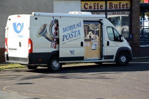 Rekonstrukcí omezenou kapacitu místní pošty v minulém týdnu posilovalo pracoviště mobilní pošty, které podle předem stanoveného harmonogramu projíždělo městem.
FOTO: D. MACHÁČEK
