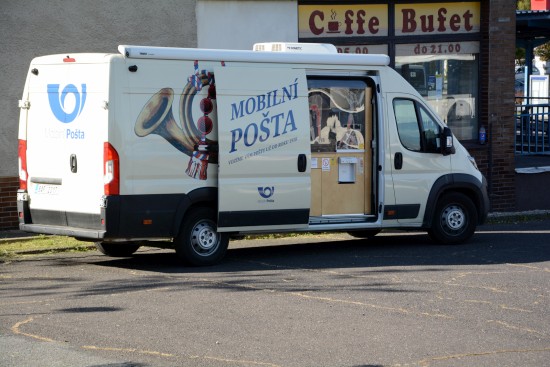 Rekonstrukcí omezenou kapacitu místní pošty v minulém týdnu posilovalo pracoviště mobilní pošty, které podle předem stanoveného harmonogramu projíždělo městem.
FOTO: D. MACHÁČEK