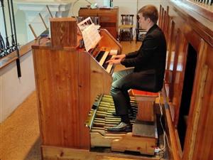 Možnosti nástroje, který už jedenáctým rokem stojí na kůru kostela sv. Václava v Lubině, předvedl posluchačům varhaník Marek Kozák.
FOTO: DAVID MACHÁČEK