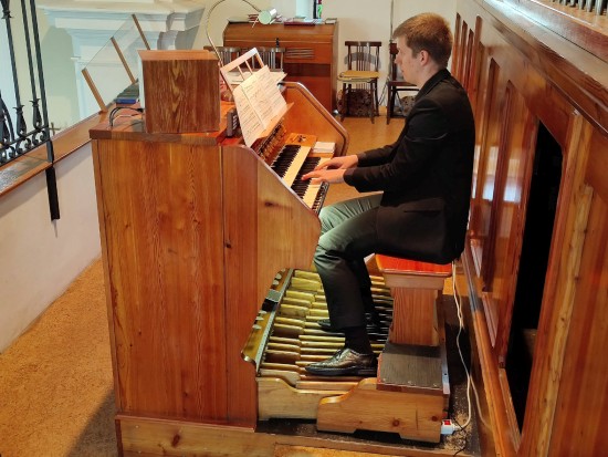 Možnosti nástroje, který už jedenáctým rokem stojí na kůru kostela sv. Václava v Lubině, předvedl posluchačům varhaník Marek Kozák.
FOTO: DAVID MACHÁČEK