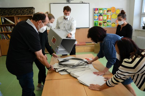 V sobotu krátce po 14. hodině začalo v celé republice sčítání volebních lístků. Výjimkou nebyl ani volební okrsek č. 8 ve škole Emila Zátopka v Kopřivnici.
FOTO: DAVID MACHÁČEK