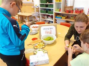 V rámci akce Sejdeme se u stolu, která proběhla v Mateřské škole Krátká ve středu 6. října, děti se svými rodiči ochutnávali či si připravovali zdravá jídla.
FOTO: MŠ KRÁTKÁ