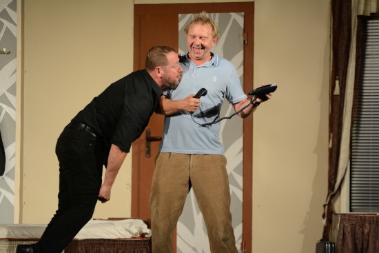 Kreace Filipa Blažka a Miroslava Vladyky v komedii Chlap na zabití vyvolávaly ve vyprodaném sále kulturního domu salvy smíchu.
FOTO: DAVID MACHÁČEK