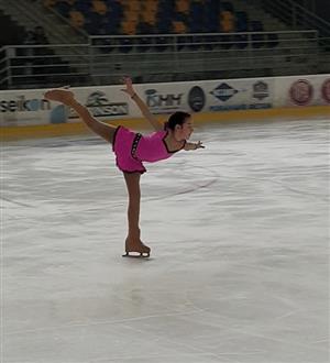 Julie Hruškovská (FSC Kopřivnice) si na domácím ledě při Malé ceně Kopřivnice vyjela bronz v kategorii mladších žaček.
FOTO: FSC KOPŘIVNICE