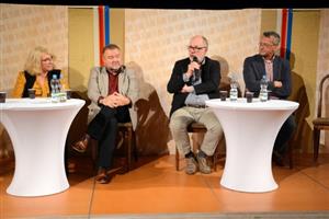 Lída Rakušanová, Miroslav Karas, Jiří Pehe a Prokop Tomek byli před týdnem hlavními hosty dalšího ročníku Kopřivnického pressování. Diskuzi v kulturním domě předcházelo odhalení pamětní desky Ladislavu Cvíčkovi.
FOTO: DAVID MACHÁČEK