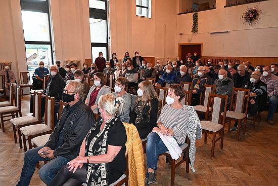 Na setkání s vedením města, která proběhla v minulém týdnu, přišlo nejvíce lidí do Mniší. Důvodem byla probíhající stavba splaškové kanalizace.
FOTO: RADEK HARABIŠ
