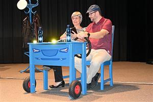 Divadelní přednáška Senior bez nehod zavítala do Kopřivnice již potřetí, ale v upravené verzi. I tentokrát seniory upozorňovala na novinky v zákoně.
FOTO: DANA HOĎÁKOVÁ
