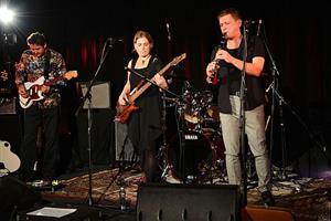 Kapela Nekola s hosty zahájila sobotní koncertní trojboj v kopřivnickém Katolickém domě. Kromě ní návštěvníci slyšeli i skupiny Drutty a Panenské plameny.
FOTO: DAVID MACHÁČEK
