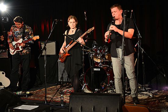 Kapela Nekola s hosty zahájila sobotní koncertní trojboj v kopřivnickém Katolickém domě. Kromě ní návštěvníci slyšeli i skupiny Drutty a Panenské plameny.
FOTO: DAVID MACHÁČEK
