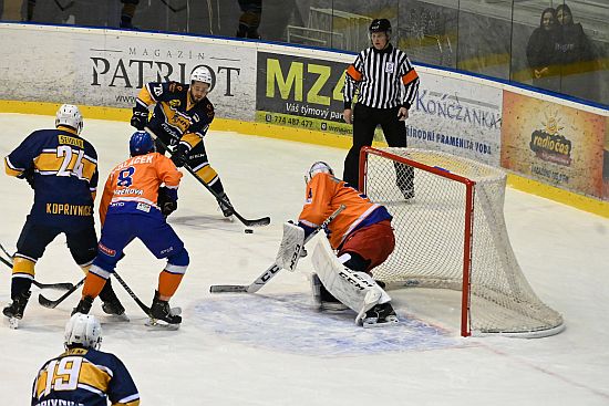 Dominik Suchý (HC ISMM Kopřivnice) čeká s přihrávkou na najíždějícího Matěje Macha. Kopřivnice na domácím ledě rozdrtila Hodonín 7:3.
FOTO: KRISTINA ČABLOVÁ
