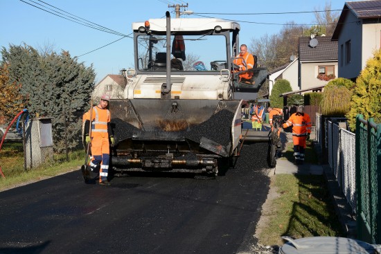 Práce na budování kanalizace ve Vlčovicích se chýlí ke konci. Rozkopané místní komunikace se v těchto dnech dočkaly nového povrchu.
FOTO: DAVID MACHÁČEK