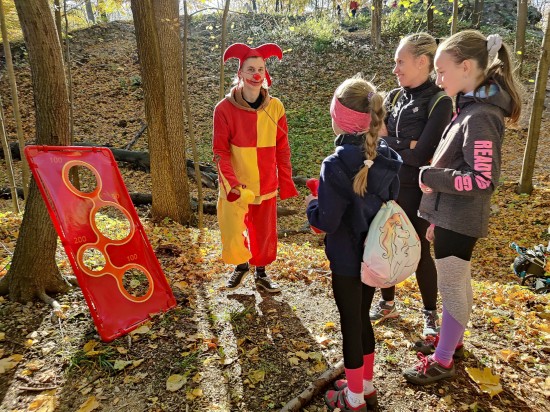 Především díky krásnému počasí dosáhl letošní ročník Strašidel na Šostýně rekordního počtu účastníků. Během odpoledne jich trasu se 7 úkoly prošlo na pět set.
FOTO: DAVID MACHÁČEK