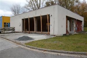 Už příští týden by mělo sídlo spolku Českého centra signálních zvířat dostat nové výplně oken a dveří. Celá stavba ale nebude připravena k užívání dřív než za rok.
FOTO: D. MACHÁČEK