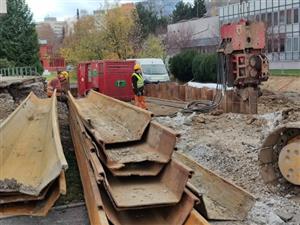 Speciální beranidlo v minulém týdnu zpevňovalo hlubokou stavební jámu v centru města, ve které bude umístěna objemná nádrž na dešťovou vodu.
FOTO: DAVID MACHÁČEK