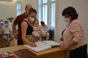 V průběhu roku se konalo celkem 14 obřadů, během nichž přivítal starosta Miroslav Kopečný celkem 196 nových občánků Kopřivnice.
FOTO: DANA HOĎÁKOVÁ