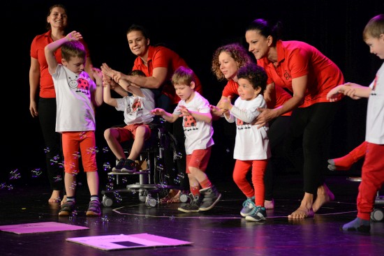 Taneční vystoupení na písničku Když nemůžeš, tak přidej z repertoáru Mirai načalo druhou polovinu letošního, poněkud okleštěného ročníku přehlídky Motýlek v kulturním domě. 
FOTO: DAVID MACHÁČEK