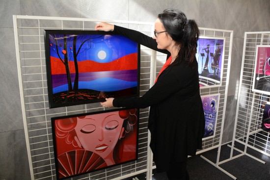 Markéta Evjáková při instalaci svých obrazů v čítárně kopřivnické knihovny. Její tisky autorských děl budou k vidění až do 20. prosince.
FOTO: DAVID MACHÁČEK