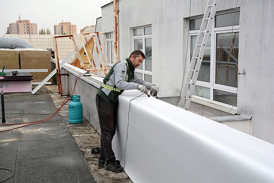 I díky počasí postupují práce na havarijních opravách dvou nejpoškozenějších částí střechy kulturního domu poměrně rychle. Dokončeny by mohly být už na přelomu listopadu a prosince.
FOTO: DAVID MACHÁČEK
