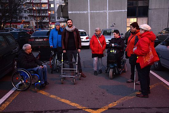 Další z tematických procházek se zaměřila na často nezřetelné bariéry, které při pohybu městem musejí překonávat lidé s tělesným handicapem.
FOTO: DAVID MACHÁČEK
