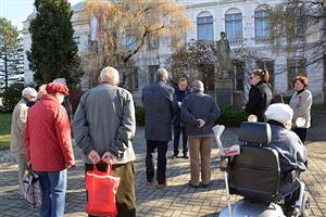 Jedenáctého listopadu hodinu před polednem si i v Kopřivnici připomněli lidé Den válečných veteránů.
FOTO: DANA HOĎÁKOVÁ
