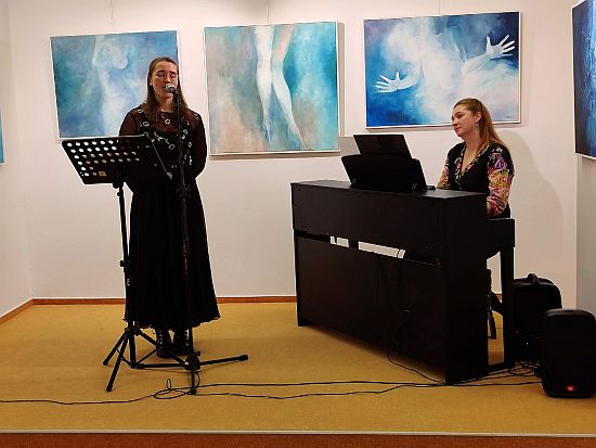 Aktuální výstavu Zdeňka Babince zahájilo ve frenštátské výstavní síni Albína Poláška vystoupení připravené tamní základní uměleckou školou.
FOTO: DAVID MACHÁČEK
