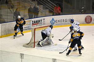 Petr Seidler (HC ISMM Kopřivnice) hledá před bránou kapitána Jakuba Macha. Ten vstřelil Velkému Meziříčí desátou branku.
FOTO: KRISTINA ČABLOVÁ