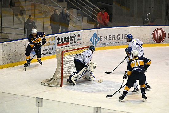 Petr Seidler (HC ISMM Kopřivnice) hledá před bránou kapitána Jakuba Macha. Ten vstřelil Velkému Meziříčí desátou branku.
FOTO: KRISTINA ČABLOVÁ