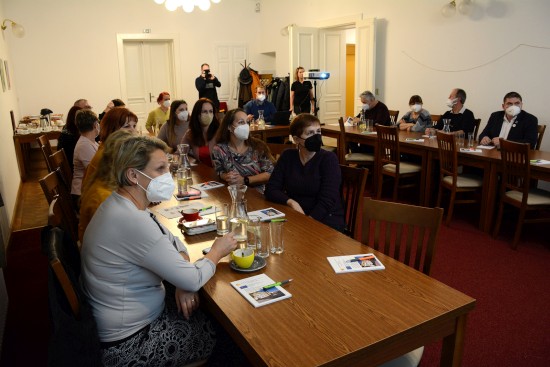 Na minikonferenci pořádané ZŠ Alšova se její pedagogové dělili o své zkušenosti z fungování projektů v rámci programu Erasmus+.
FOTO: DAVID MACHÁČEK