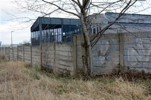 I tato část někdejší tovární zdi by měla v příštím roce zmizet v rámci snahy města o zkultivování veřejného prostoru v okolí Muzea nákladních automobilů Tatra.
FOTO: DAVID MACHÁČEK