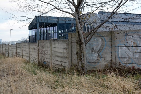 I tato část někdejší tovární zdi by měla v příštím roce zmizet v rámci snahy města o zkultivování veřejného prostoru v okolí Muzea nákladních automobilů Tatra.
FOTO: DAVID MACHÁČEK