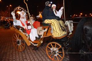 Většina na víkend naplánovaných akcí byla v Kopřivnici zrušena, ale Mikulášskou jízdu městem si v neděli v podvečer nenechaly ujít stovky obyvatel města.
FOTO: DAVID MACHÁČEK