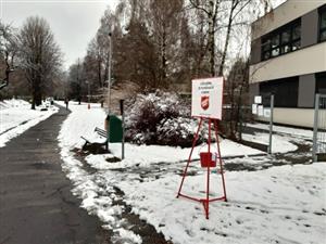 Přispět do Kotlíkové sbírky mohou kolemjdoucí před vstupem do prostoru Klubu Kamarád, který provozuje Armáda spásy.
FOTO: PETR KOVÁČIK