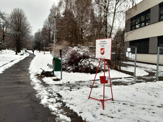 Přispět do Kotlíkové sbírky mohou kolemjdoucí před vstupem do prostoru Klubu Kamarád, který provozuje Armáda spásy.
FOTO: PETR KOVÁČIK