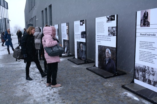 Výstava věnovaná listopadu 1989 v Kopřivnici bude v prostoru před vstupem do nového Muzea nákladních automobilů Tatra k vidění až do konce ledna.
FOTO: DAVID MACHÁČEK