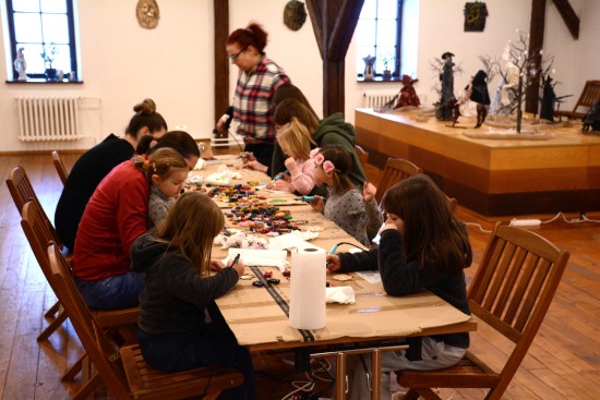 O vánoční workshop v malování technikou enkaustiky byl minulou sobotu dopoledne v Muzeu na Fojtství velký zájem. Lidé se na něm střídali od 10 do 16 hodin.
FOTO: DAVID MACHÁČEK