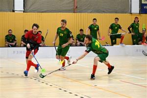 Kopřivnický florbalista Daniel Opatřil se snažil proháčkovat obranou Horní Suché, se zakončením měl ale on i celý tým problém.
FOTO: KRISTINA ČABLOVÁ