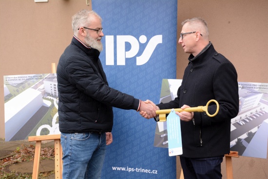 Náměstek hejtmana Jiří Navrátil předává symbolický klíč od stavby kopřivnického domova seniorů řediteli zhotovitelské firmy IPS Třinec Danielu Pieszkovi.
FOTO: DAVID MACHÁČEK
