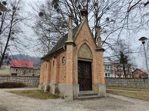 Novogotická hrobka rodiny zakladatele zdejší kočárovky nemá jasného majitele. V katastru jsou jako vlastníci zapsáni tři již zesnulí členové Šustalovy rodiny.
FOTO: DAVID MACHÁČEK