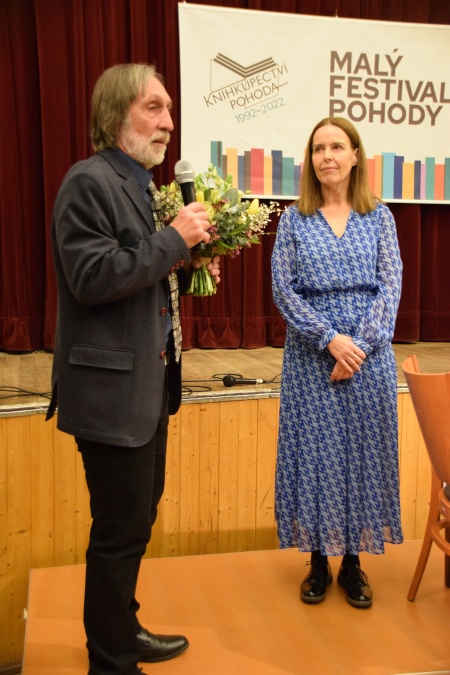 Spisovatelka Karin Lednická byla hlavním literárním hostem sobotního Malého festivalu Pohody. Mluvila především o své prvotině Šikmý kostel.
FOTO: PETRA ČANÍKOVÁ