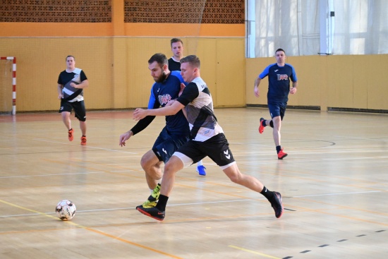 Souboj dvou kopřivnických celků v Okresním přeboru vyzněl jednoznačně pro tým Vegas (ve světlejším dresu), který porazil Lavinu 7:1.
FOTO: KRISTINA ČABLOVÁ