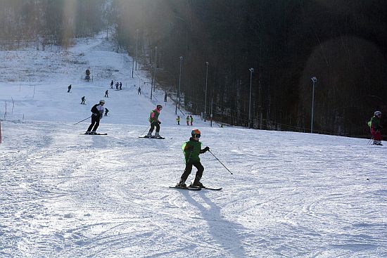 Po dvou letech, kdy lyžařský areál ležel ladem, je na svahu Červeného kamene znovu živo.
FOTO: KATEŘINA HOLUBOVÁ
