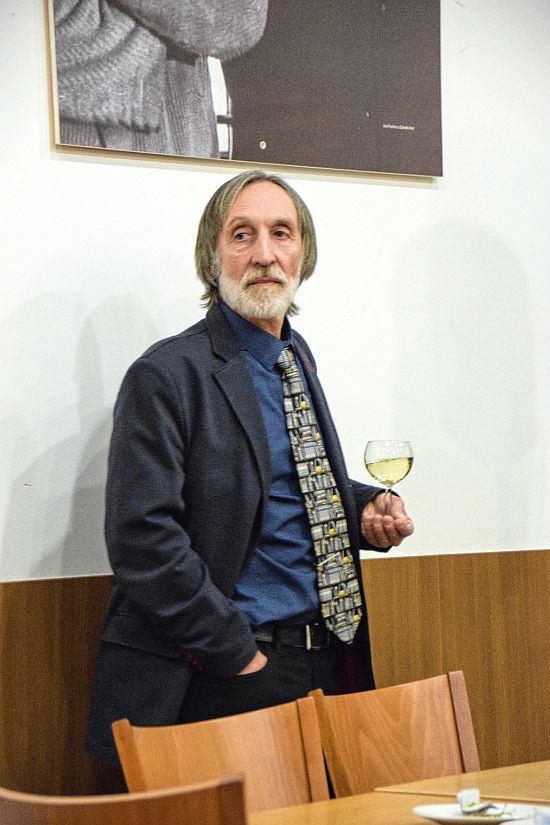 Oldřich Rys působí v Kopřivnici jako knihkupec už víc než čtyřicet let, z toho tři dekády vede vlastní knihkupectví Pohoda.
FOTO: ZDENĚK SAZOVSKÝ
