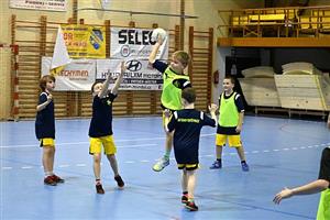 Sobotní turnaj na domácím hřišti byl malým kopřivnickým házenkářům zrušen, zahrát si však mohli alespoň v tréninku.
FOTO: KRISTINA ČABLOVÁ
