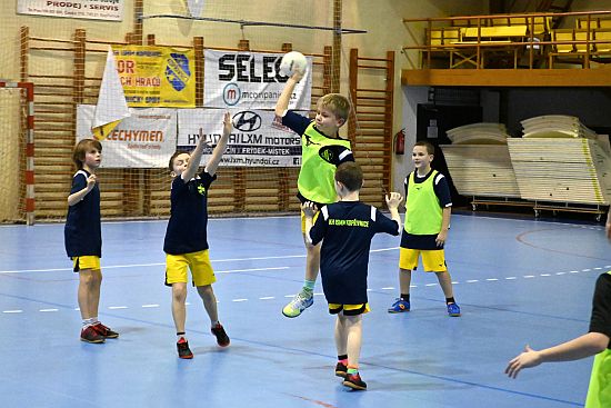 Sobotní turnaj na domácím hřišti byl malým kopřivnickým házenkářům zrušen, zahrát si však mohli alespoň v tréninku.
FOTO: KRISTINA ČABLOVÁ
