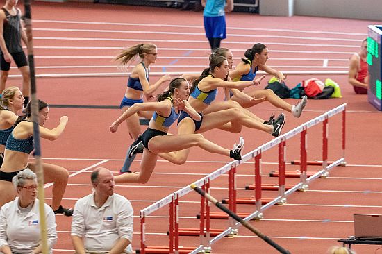 Kopřivnické atletky Ema Feilhauerová, Adéla Tkáčová a Patricie Pešlová (zprava první, třetí a čtvrtá) běží finále běhu na 60 m s překážkami.
FOTO: MARTIN FIALA
