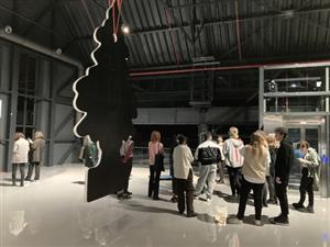 Studenti Fakulty umění OU na neveřejné vernisáži první krátkodobé výstavy v nových prostorách. 
FOTO: MUZEUM NÁKLADNÍCH AUTOMOBILŮ TATRA