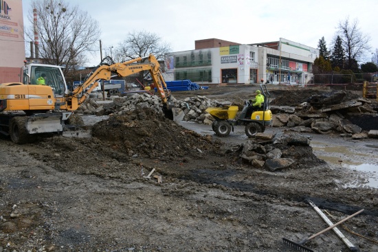 V minulém týdnu začaly práce na odvodnění v prostoru před kulturním domem, v tomto týdnu budou pokračovat v horní části centra města a částečně omezí pohyb chodců. 
FOTO: DAVID MACHÁČEK