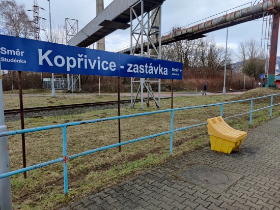 Špatné označení kopřivnické železniční zastávky se zkomoleným názvem města vydrželo na místě jen několik dnů. 
FOTO: DAVID MACHÁČEK