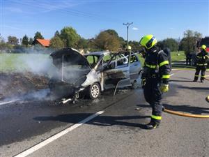 Jedním ze zásahů JSDH Kopřivnice ve druhém pololetí roku 2021 byl požár osobního vozu, který vzplál na silnici směrem na Závišice.
FOTO: JSDH KOPŘIVNICE